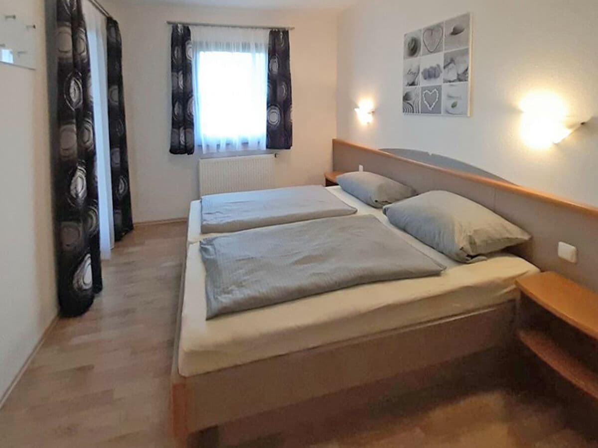 Schlafzimmer mit Doppelbett