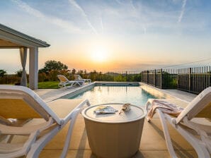 Luxury Villa Sofia with Pool and Garage In Poreč,