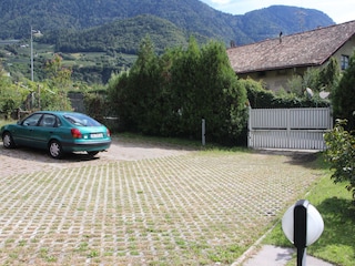 Einfahrt und Auto Stellplatz auf dem Grundstück