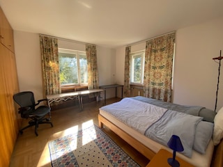Schlafzimmer-1 mit großem Doppelbett und 2 Fenstern