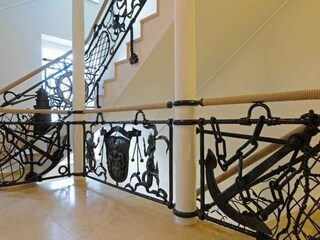Strandresidenz-Kühlungsborn*****###br###Treppenhaus mit kunstvollem Schmiedegitter