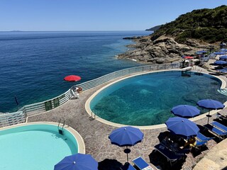 Ein einzigartiges  Ambiente bildet die Poollandschaft