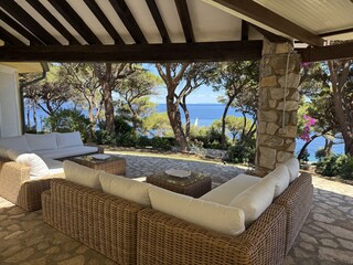 Ein großer Loungebereich steht zur Verfügung.