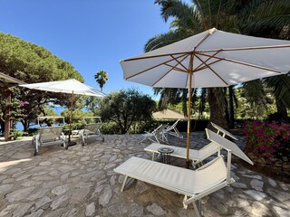 Die Terrasse mit Gartenmöbeln