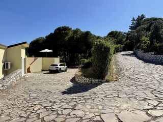 Die Zufahrt mit den privaten Parkplätzen