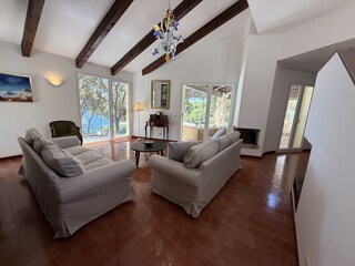 Der großzügige Wohnraum mit Sofalandschaft