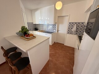 Die gut ausgestattete offene Küche