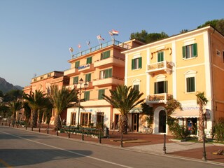 Die Hafenpromenade von Porto Azzuro