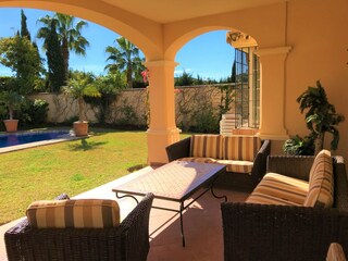 grossse überdachte Terrasse mit Zugang zum Pool