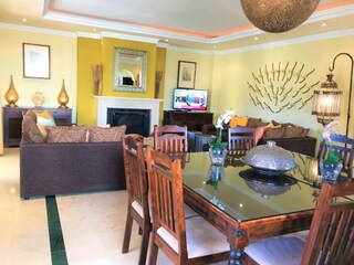riesiges Wohnzimmer mit Kamin & Essbereich
