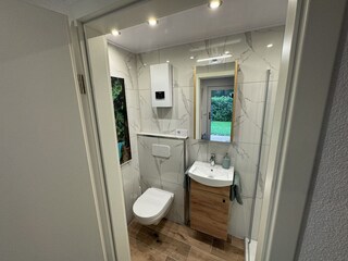Badezimmer im EG mit Waschplatz und Infrarotheizung