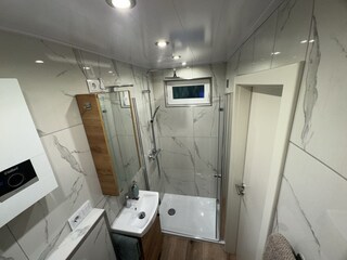 Regendusche und Warmluftzugang vom Pelletofen