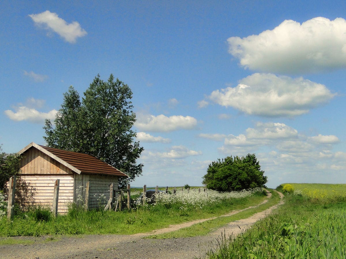 Feldweg am Haus