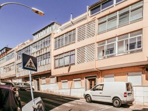 Modernes Apartment in Algés mit Terrasse
