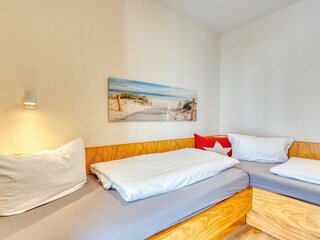 Schlafzimmer mit 2 Betten +Kleiderschrank