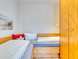 Schlafzimmer mit 2 Betten +Kleiderschrank