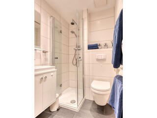 Badezimmer / Waschbecken /Dusche/WC