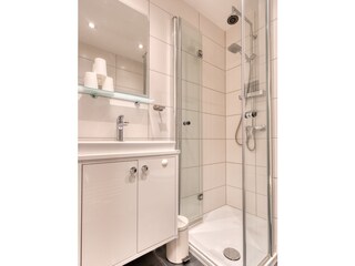 Badezimmer/Waschbecken/Dusche/WC