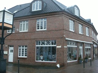 Vorderfront mit Eingang und Cafe Sleebooms    aden