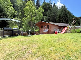 großer eingezäunter Garten