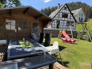 gemütlicher Garten mit Sitzgruppen und Spielplatz