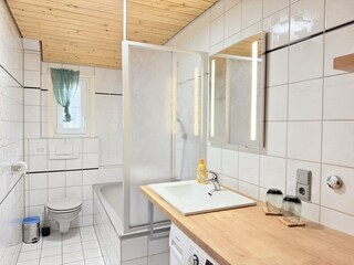 Tageslichtbad mit Badewanne im OG