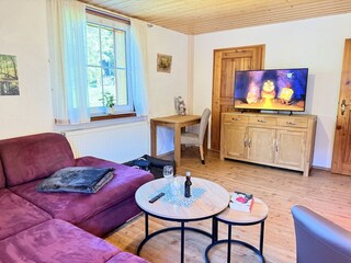 gemütliches Wohnzimmer mit TV und Schreibtisch OG