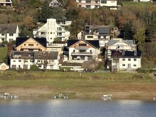 Blick vom anderen Seeufer auf das Rurseeparadies
