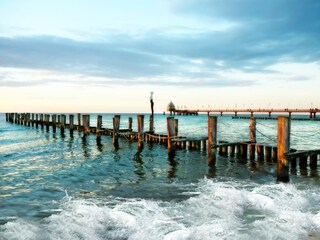 Blick auf die Seebrücke vom Strand in Zingst