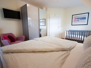 SZ 2 im OG mit Boxspringbett und Kinderbett