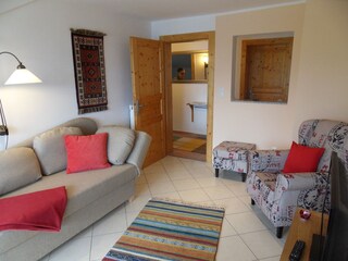 Wohnzimmer mit Balkon und Seeblick