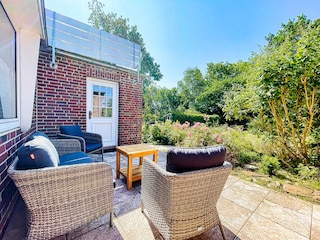 Terrasse/Lounge-Chairs neben Sauna.