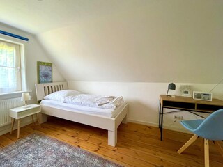 Einzelzimmer 2 im OG mit Schreibtisch