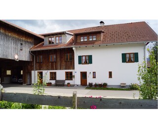 Parkplatz und Eingangsbereich