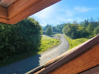 Blick auf ruhige Straße und Wanderparkplatz
