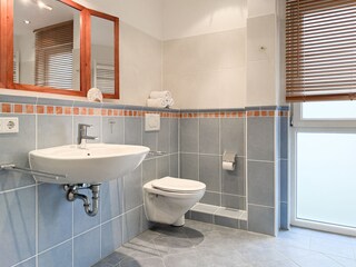 Bad 2 im 2. OG mit Fenster