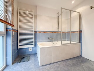 Badewanne und Dusche