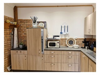 Küchenzeile: Vollausgestattete Landhausküche mit Mikrow