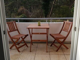 Balkon mit Gartenmöbeln