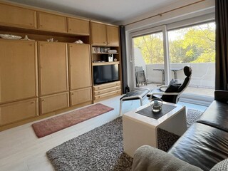 Wohnraum mit Blick zum TV und Schrankwand