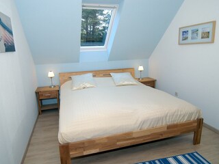 Schlafzimmer mit Doppelbett