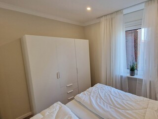 Schlafzimmer mit Kleiderschrank
