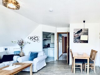 Blick ins Wohnzimmer Richtung Küche