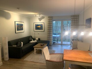 Wohnraum mit Zugang zum Balkon