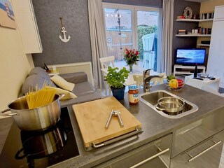 Wohnzimmer mit offener Küche