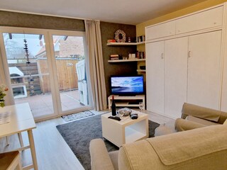 Wohnzimmer mit Schrankbett