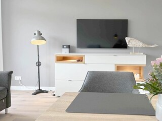 Blick vom Esstisch zum TV