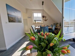 Wohnzimmer mit Balkon