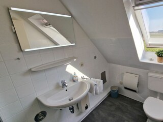 Badezimmer mit Fenster