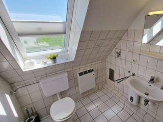 Badezimmer mit Blick über die Wiesen